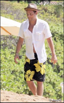 Justin Chambers sur une plage de Hawaï