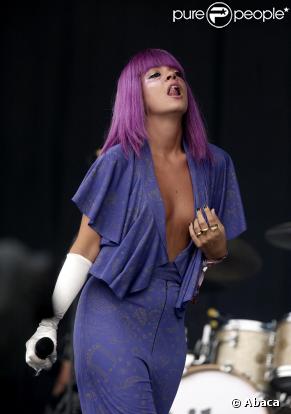 Lily Allen en concert le 6 juin... très décolletée !