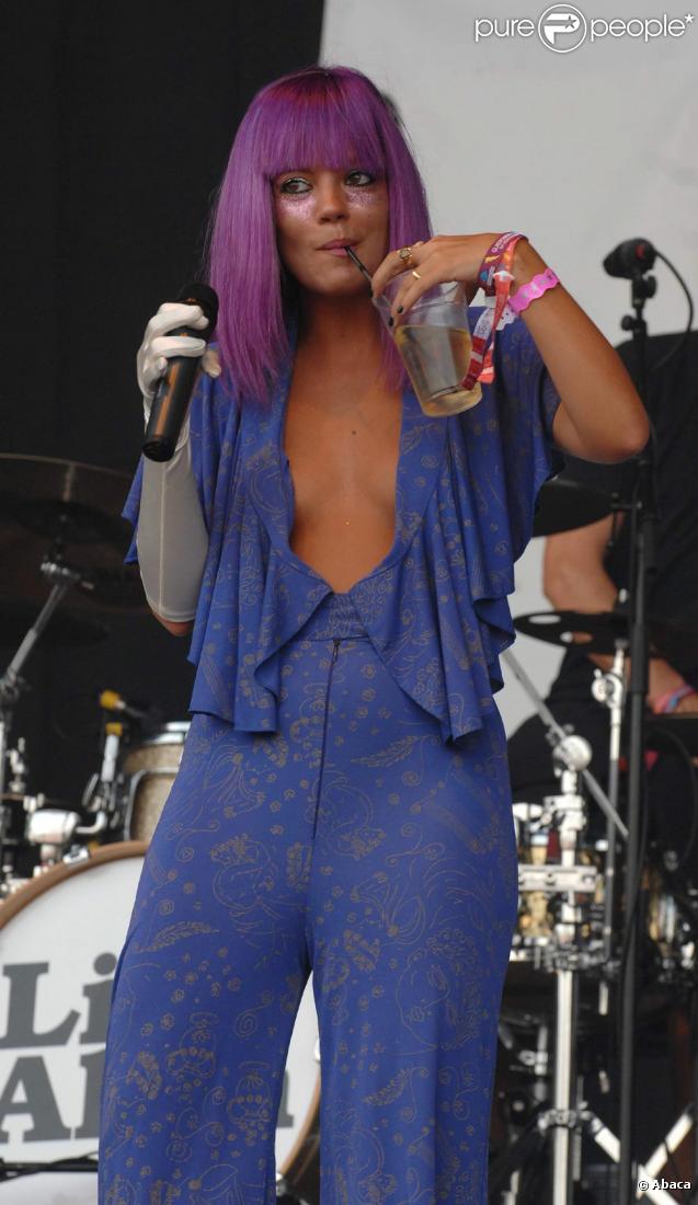 Lily Allen en concert le 6 juin... très décolletée !