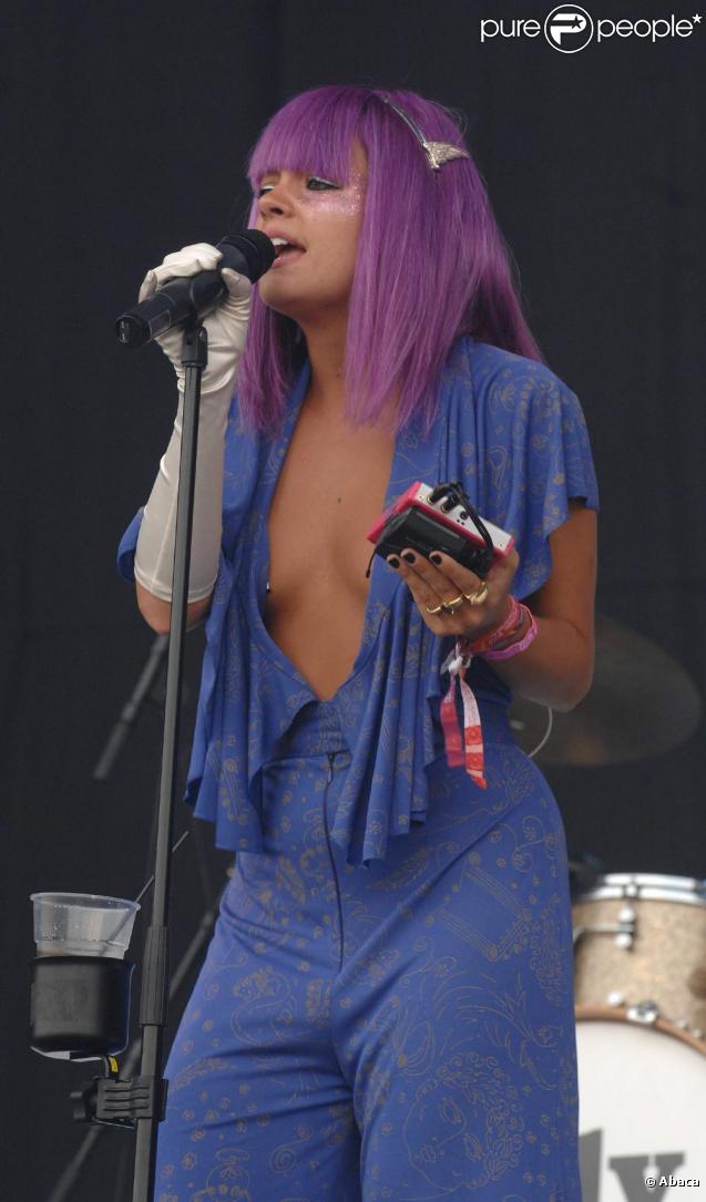 Lily Allen en concert le 6 juin... très décolletée !