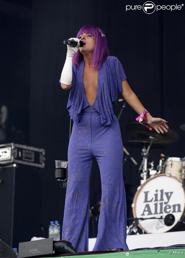 Lily Allen en concert le 6 juin... très décolletée !