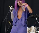Lily Allen en concert le 6 juin... très décolletée !