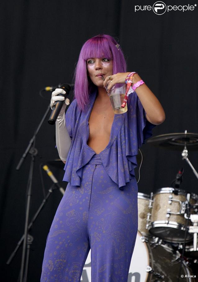 Lily Allen en concert le 6 juin... très décolletée !