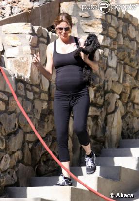 Ellen Pompeo va visiter sa prochaine maison.Bien enceinte, elle s'y rend en faisant un petit footing. 26/06/09