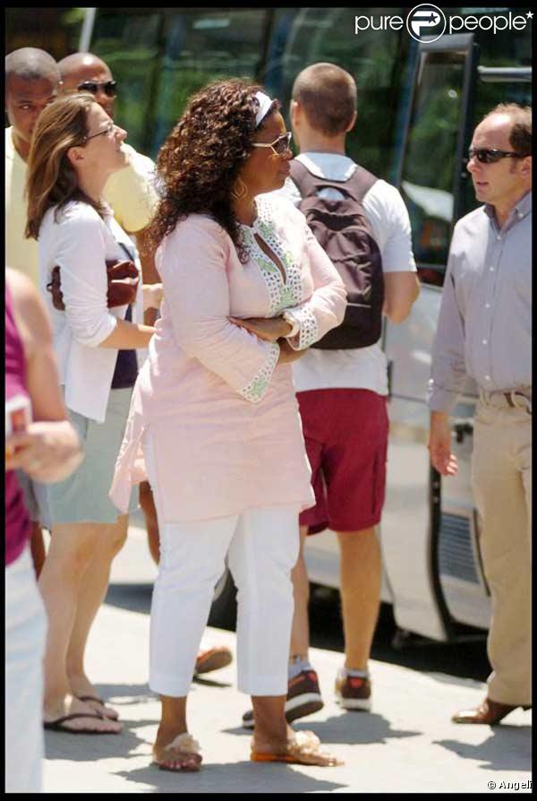 Oprah Winfrey en vacances à Barcelone, en compagnie de tout son staff, visite la cathédrale Sagrada Familia