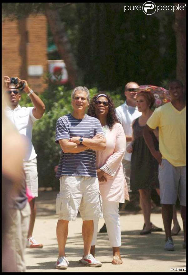 Oprah Winfrey en vacances à Barcelone, en compagnie de tout son staff, visite la cathédrale Sagrada Familia