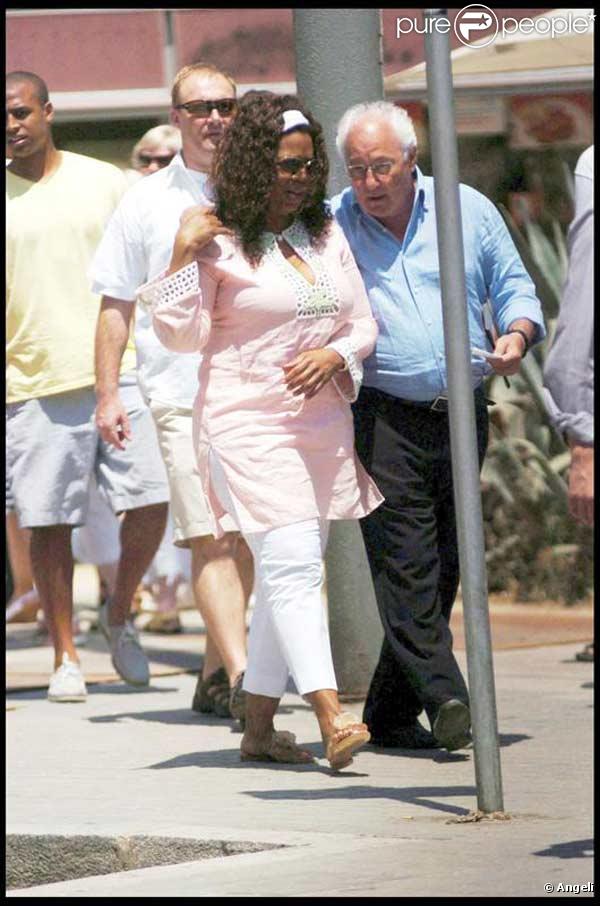 Oprah Winfrey en vacances à Barcelone, en compagnie de tout son staff, visite la cathédrale Sagrada Familia