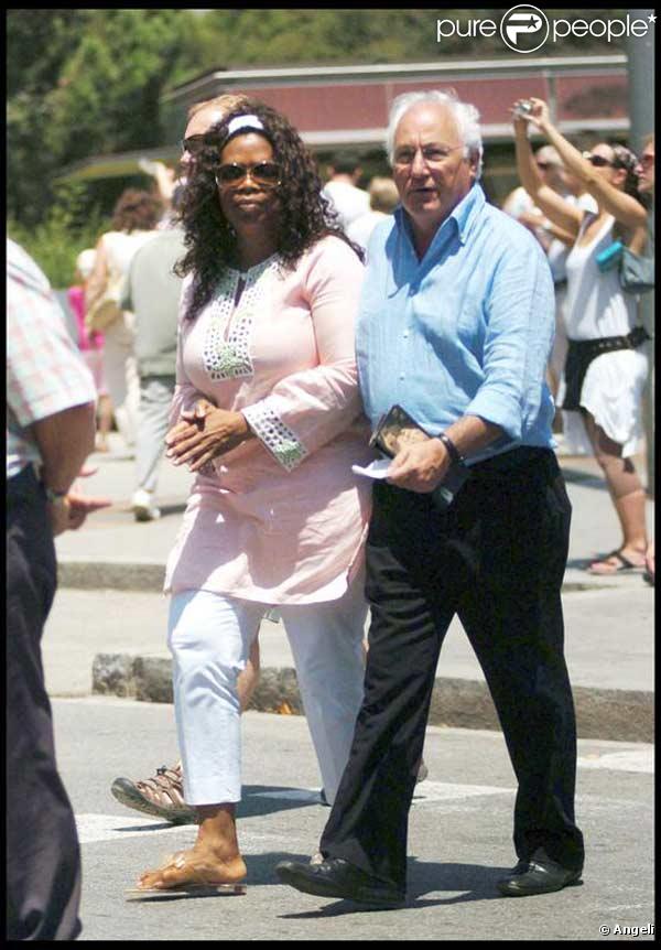 Oprah Winfrey en vacances à Barcelone, en compagnie de tout son staff, visite la cathédrale Sagrada Familia