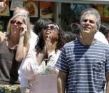 Oprah Winfrey en vacances à Barcelone, en compagnie de tout son staff, visite la cathédrale Sagrada Familia