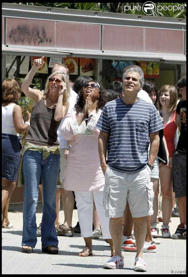 Oprah Winfrey en vacances à Barcelone, en compagnie de tout son staff, visite la cathédrale Sagrada Familia