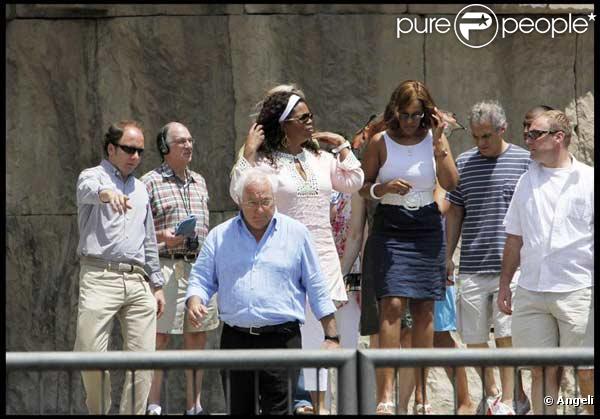 Oprah Winfrey en vacances à Barcelone, en compagnie de tout son staff, visite la cathédrale Sagrada Familia