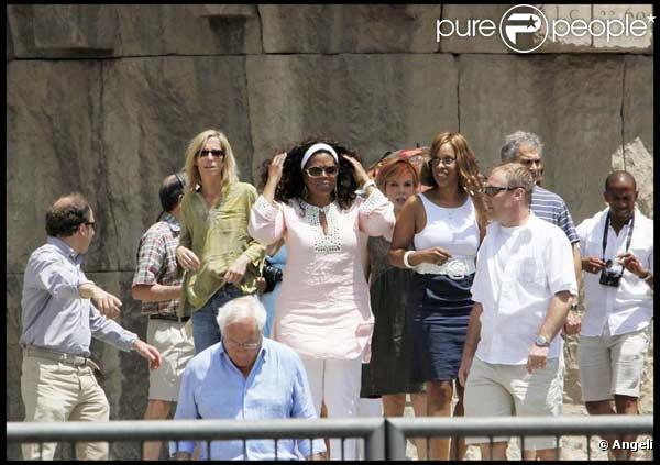 Oprah Winfrey en vacances à Barcelone, en compagnie de tout son staff, visite la cathédrale Sagrada Familia