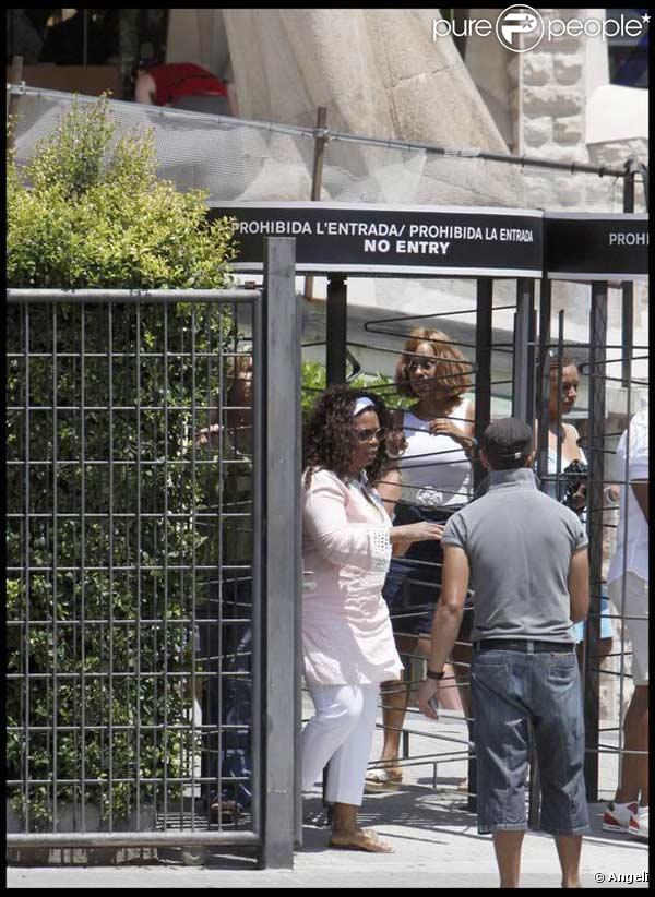 Oprah Winfrey en vacances à Barcelone, en compagnie de tout son staff, visite la cathédrale Sagrada Familia
