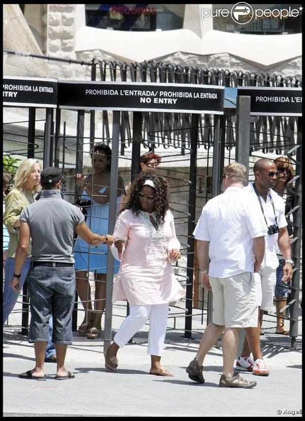 Oprah Winfrey en vacances à Barcelone, en compagnie de tout son staff, visite la cathédrale Sagrada Familia