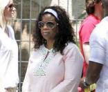Oprah Winfrey en vacances à Barcelone, en compagnie de tout son staff, visite la cathédrale Sagrada Familia