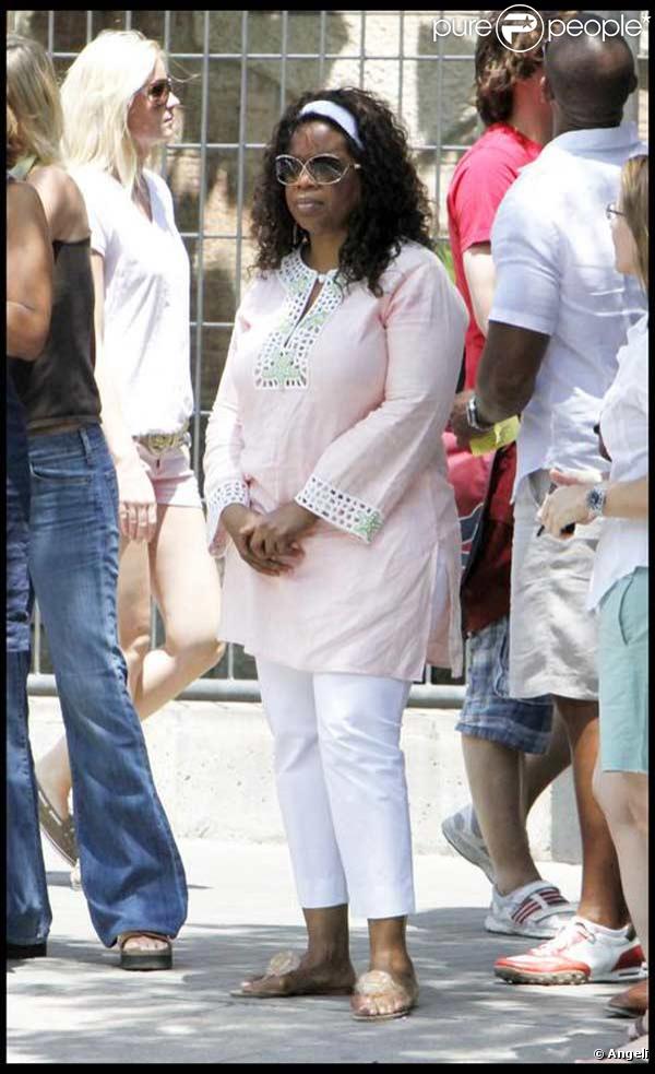 Oprah Winfrey en vacances à Barcelone, en compagnie de tout son staff, visite la cathédrale Sagrada Familia