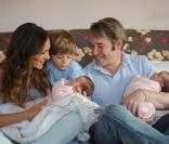 Sarah Jessica Parker et son mari Matthew Broderick accueillent Tabitha et Marion, sous les yeux de leur premier fils James.