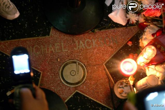 Hommages rendus par les fans autour de l'étoile de Michael Jackson, sur le Walk of Fame 