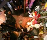 Hommages rendus par les fans autour de l'étoile de Michael Jackson, sur le Walk of Fame 