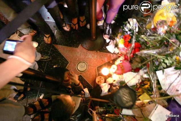 Hommages rendus par les fans autour de l'étoile de Michael Jackson, sur le Walk of Fame 