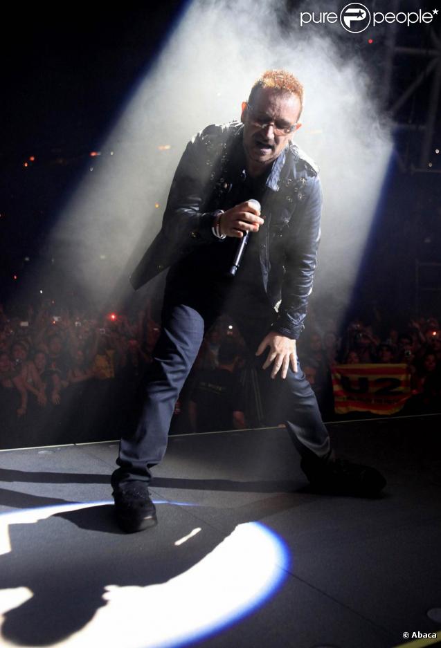 Bono, du groupe U2, a rendu hommage à Michael Jackson, lors de son concert à Barcelone 