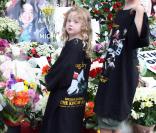 Les fans se pressent devant la demeure de Michael Jackson, à  Holmby Hills 