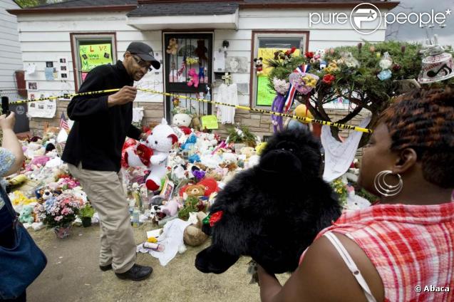 David Fossett, le cousin de Michael Jackson, s'occupe de recevoir les présents des fans, devant la maison d'enfance de l'artiste, à Gary. 