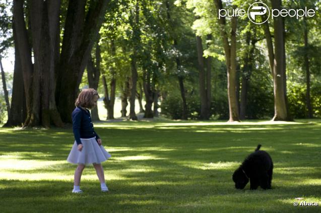 La famille princière de Norvège avec leur nouveau chien Milly Kakao le 28 juin 2009 à Oslo : Ingrid Alexandra 