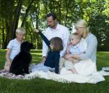 La famille princière de Norvège avec leur nouveau chien Milly Kakao le 28 juin 2009 à Oslo: le prince Kakao, Mette-Marit, Ingrid Alexandra, Sverre Magnus et Marius 