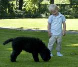 La famille princière de Norvège avec leur nouveau chien Milly Kakao le 28 juin 2009 à Oslo : Sverre Magnus 