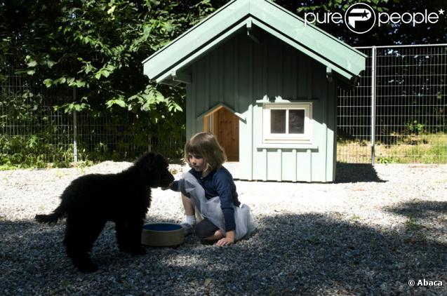 La famille princière de Norvège avec leur nouveau chien Milly Kakao le 28 juin 2009 à Oslo : Ingrid Alexandra 