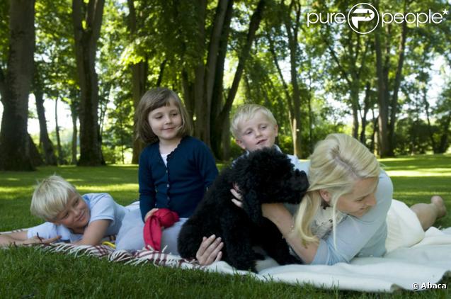 La famille princière de Norvège avec leur nouveau chien Milly Kakao le 28 juin 2009 à Oslo : Marius, Ingrid Alexandra, Sverre Magnus et Mette-Marit 