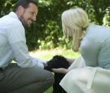La famille princière de Norvège avec leur nouveau chien Milly Kakao le 28 juin 2009 à Oslo : le prince Haakon et Mette-Marit 
