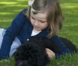 La famille princière de Norvège avec leur nouveau chien Milly Kakao le 28 juin 2009 à Oslo : Ingrid Alexandra 