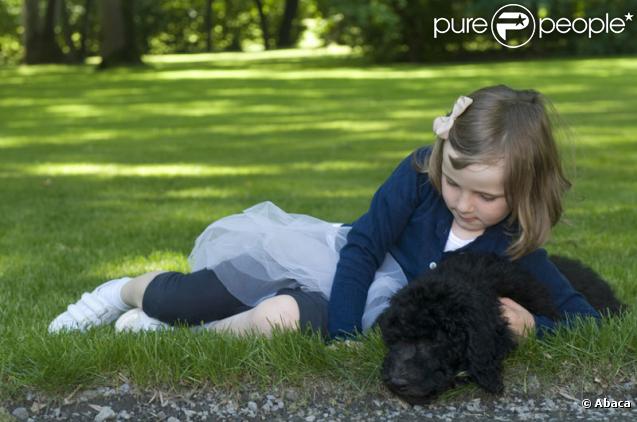 La famille princière de Norvège avec leur nouveau chien Milly Kakao le 28 juin 2009 à Oslo : Ingrid Alexandra 