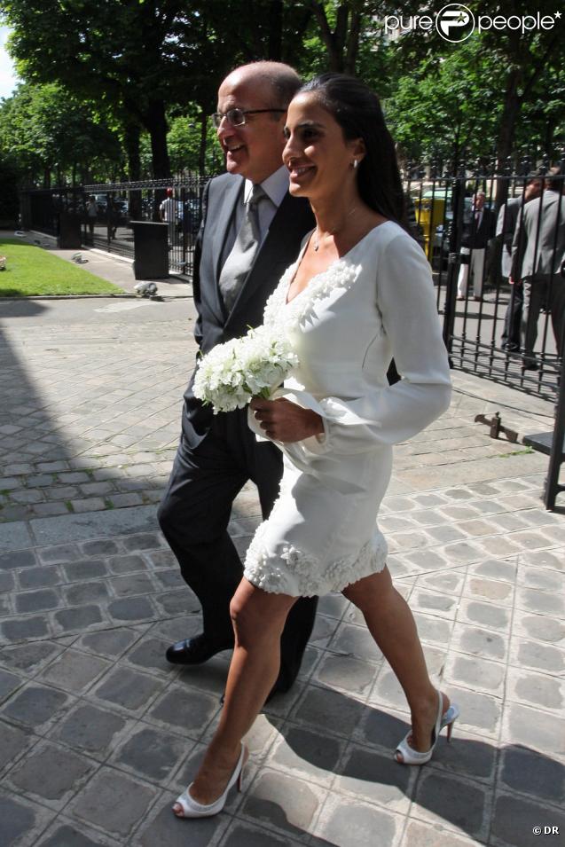 Danièle resplendissante dans sa robe blanche et avec ses Louboutin...  