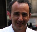Elie Semoun heureux pour son pote Franck et la jeune mariée Danièle. 