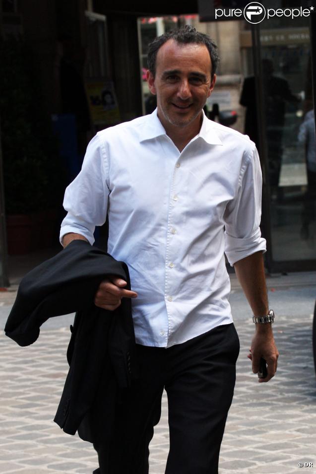 Elie Semoun heureux pour son pote Franck et la jeune mariée Danièle. 