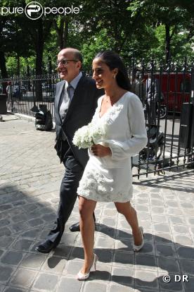 La mariée arrivant au bras de son très élégant papa à la Mairie du XVi arrondissement de Paris