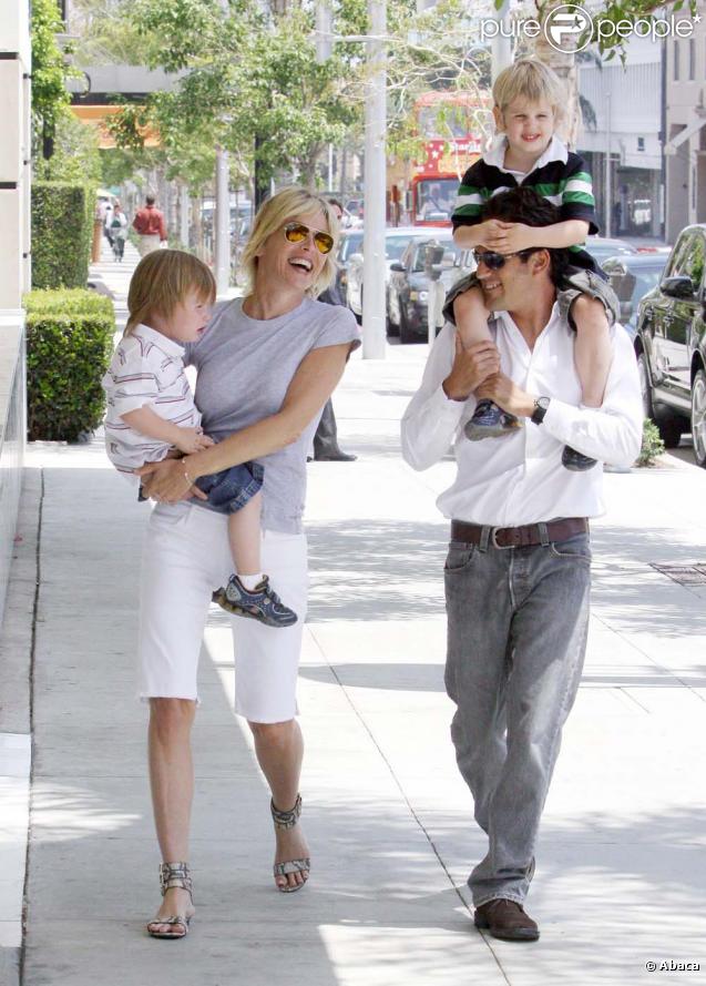 Sharon Stone, ses fils et son nouveau boyfriend prennent une glace à Beverly Hills le 20 juin 2009
