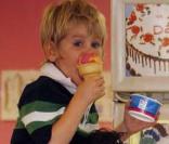 Sharon Stone, ses fils et son nouveau boyfriend prennent une glace à Beverly Hills le 20 juin 2009