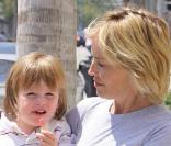 Sharon Stone, ses fils et son nouveau boyfriend prennent une glace à Beverly Hills le 20 juin 2009
