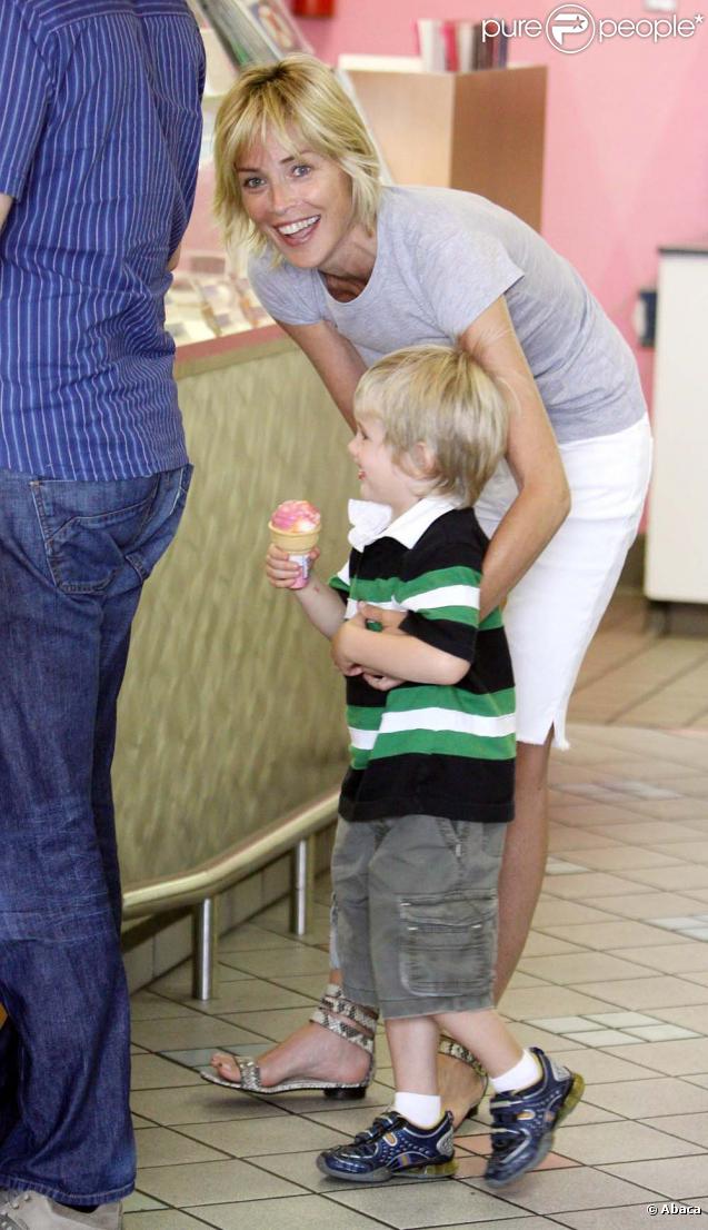 Sharon Stone, ses fils et son nouveau boyfriend prennent une glace à Beverly Hills le 20 juin 2009