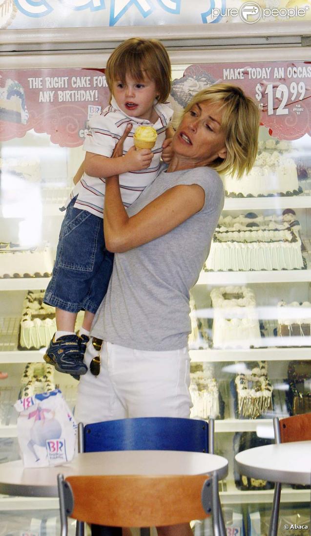 Sharon Stone, ses fils et son nouveau boyfriend prennent une glace à Beverly Hills le 20 juin 2009