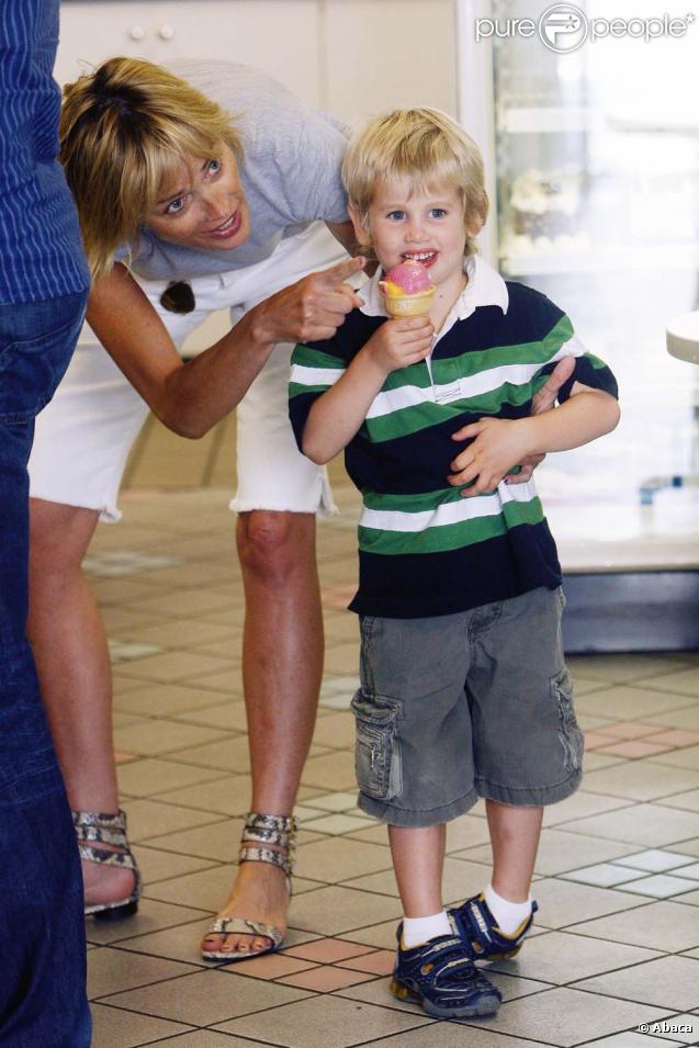 Sharon Stone, ses fils et son nouveau boyfriend prennent une glace à Beverly Hills le 20 juin 2009