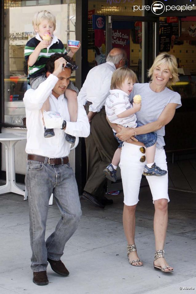 Sharon Stone, ses fils et son nouveau boyfriend prennent une glace à Beverly Hills le 20 juin 2009