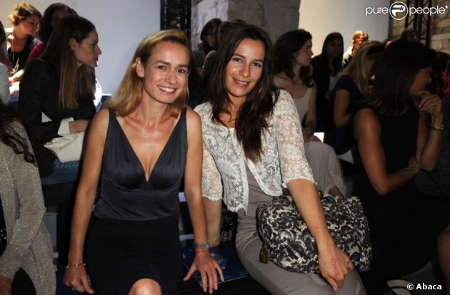 Sandrine Bonnaire et Zoé Félix lors du défilé automne-hiver 2010 à Paris de Georges Charkra le 7 juillet 2009