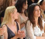 Sandrine Bonnaire et Zoé Félix lors du défilé automne-hiver 2010 à Paris de Georges Charkra le 7 juillet 2009