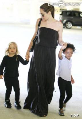 Angelina Jolie parfaite dans sa robe Darel qu'elle n'hésite pas à recycler ! Ici avec ses filles Shiloh et Zahara 
