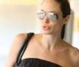 Angelina Jolie parfaite dans sa robe Darel qu'elle n'hésite pas à recycler !